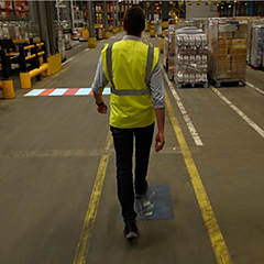 Supply Chain collega's op project in warehouse en on the job